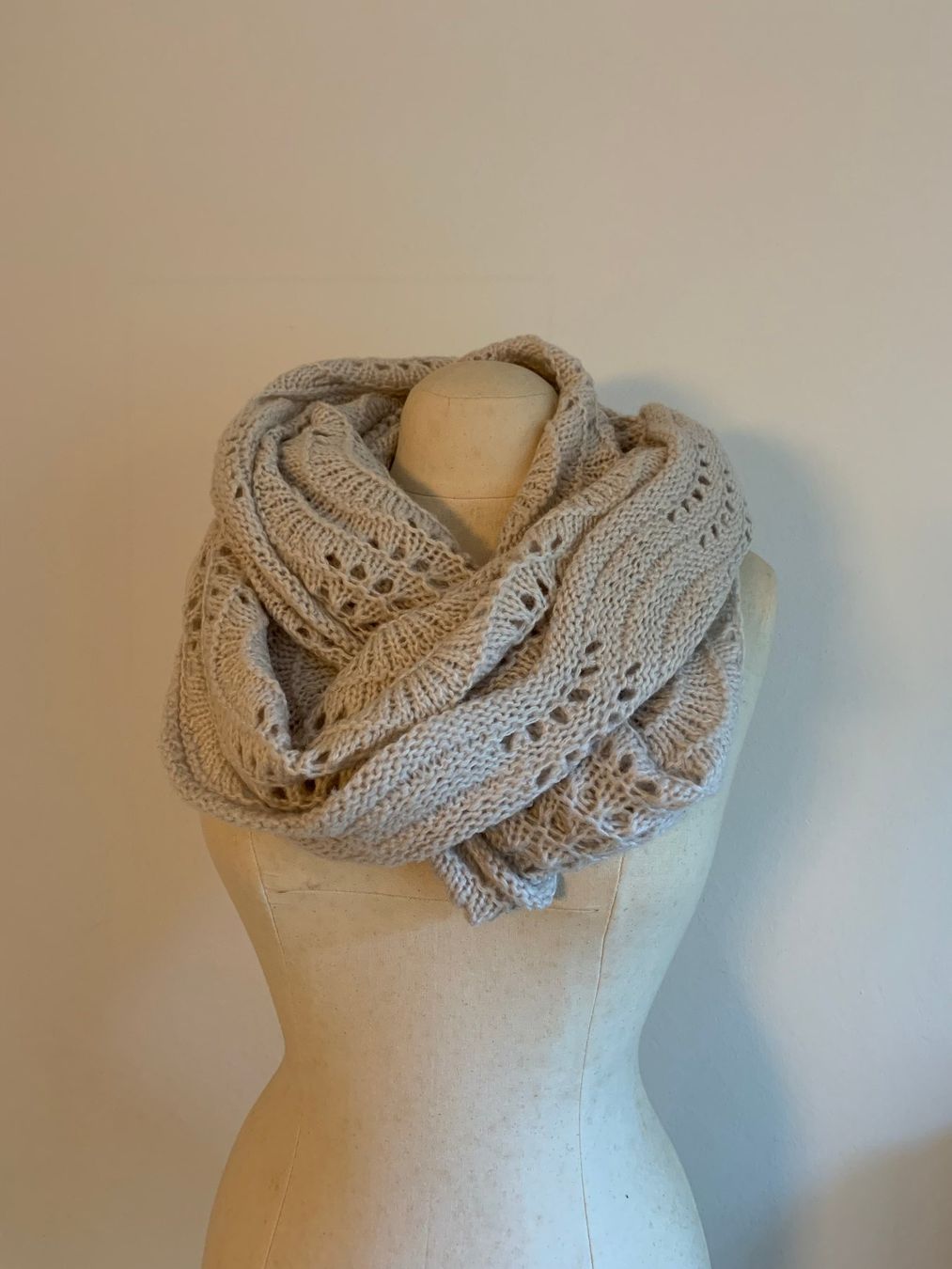 Foulards, Tücher & Schals: Rundschal Strick – Gebraucht aus Winterthur von Drachenrose