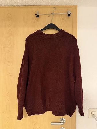 Bordeauxfarbener Strickpullover