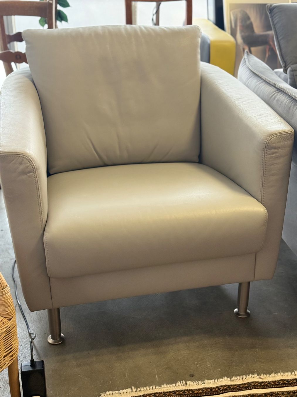 Intertime Fauteuils: Intertime Designer-Sessel – Echtleder, helles grau – D'occasion à Klingnau par Umweltklinik 3