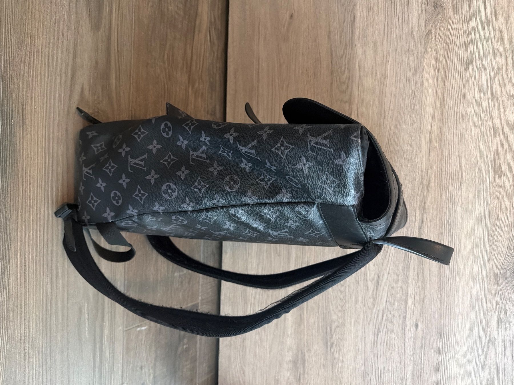 Louis Vuitton Zaini: Louis Vuitton Saumur Backpack Monogram Eclipse guter Zustand – Usato da Küssnacht am Rigi venduto da jul_lq8x 3