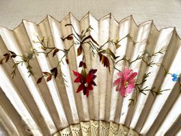 Éventail ancien ('20) en soie, décor floral, manche en corne