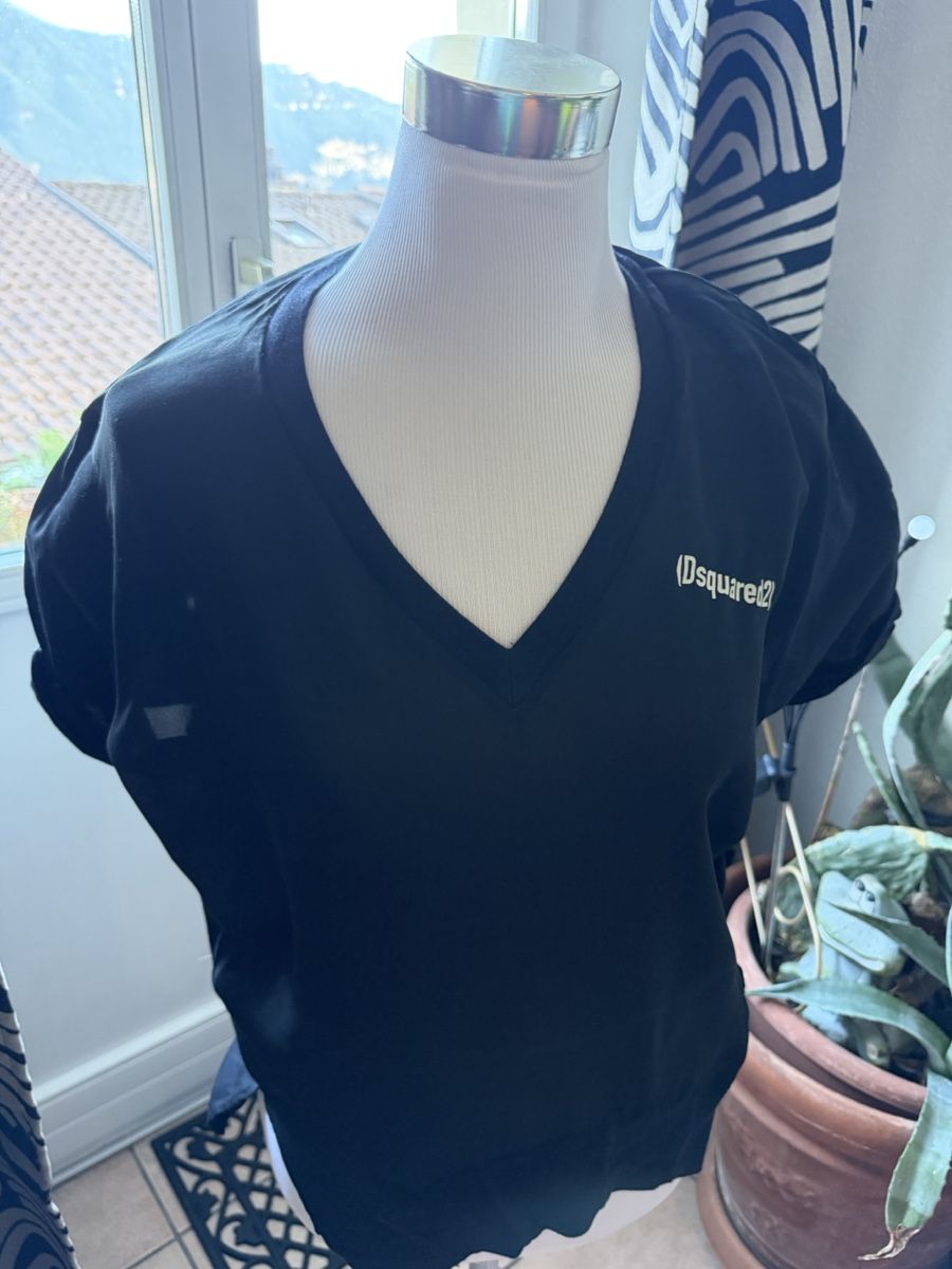 Dsquared2 T-shirt: Maglietta nera Dsquared2, stile casual e alla moda! – Usato da Melide venduto da fashiono5