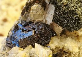 Mineral: Rutil Kniegelenk mit Rutil Pseudomprphose / Ilmenit