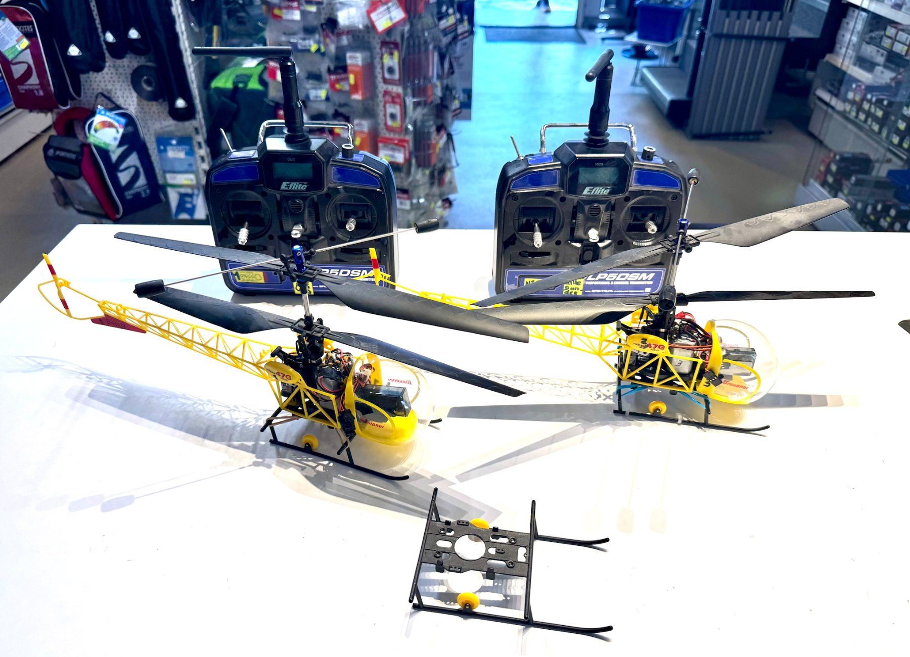 Graupner Modellismo RC: Lot de 2 hélicoptères électriques Graupner Bell 47G – Difettoso da Lausanne venduto da Techobby