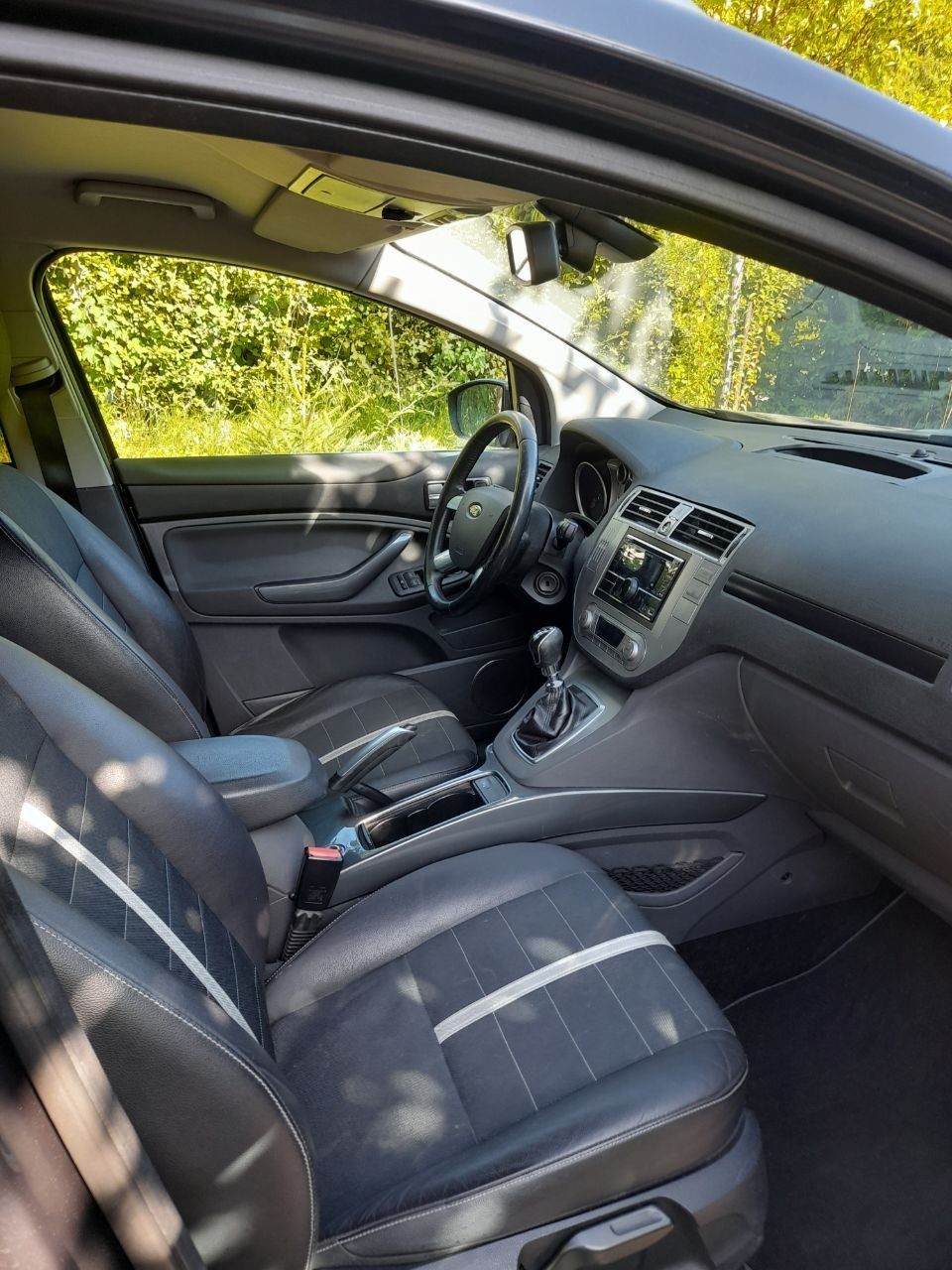 Ford Autos: Ford Kuga 2.0TDCi 4x4 – D'occasion à Uzwil par 7464 6