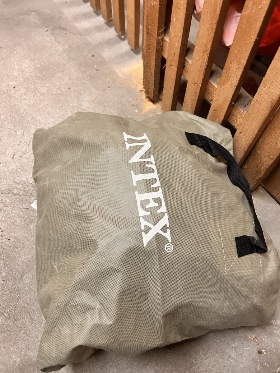 Letti: Intex Luftbett mit eingebauter Pumpe dunkelblau gebraucht – Usato da Schaffhausen venduto da pam_smy8 2