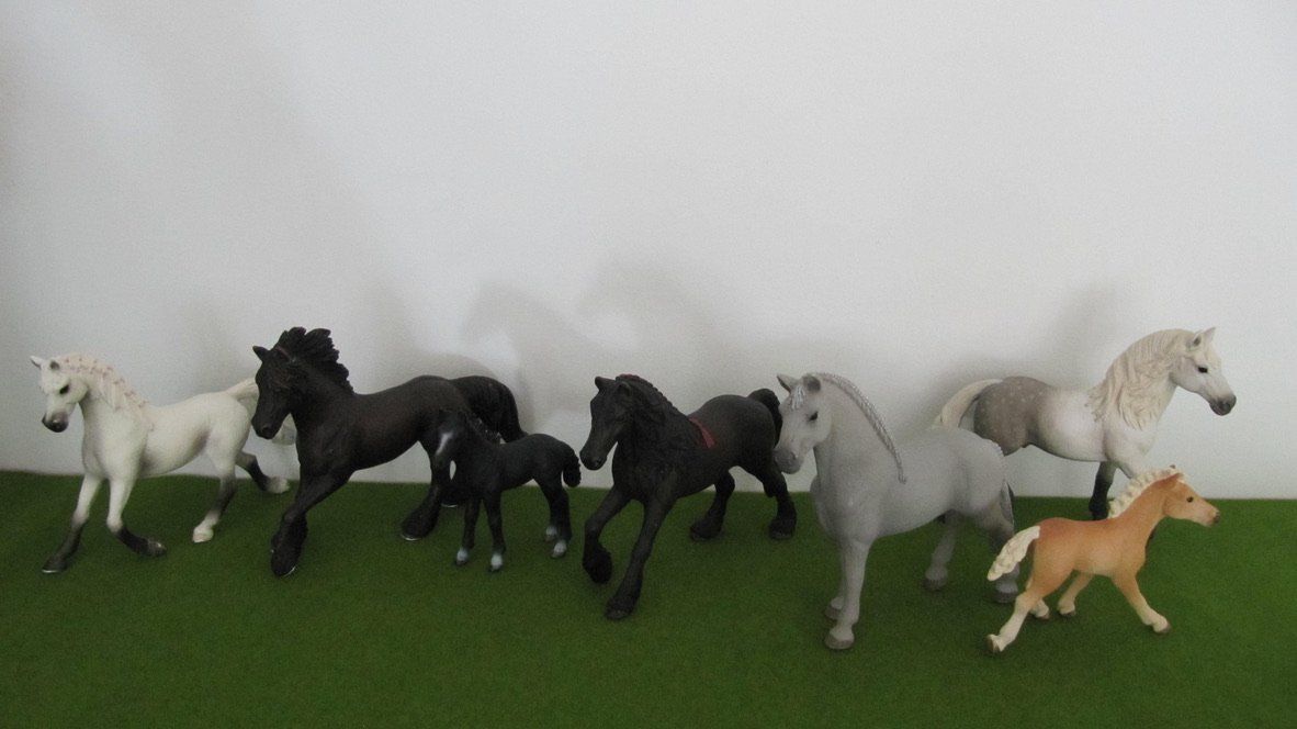 Schleich Giocattoli: Schleich Pferde Set + Pferdedecken – Usato da Brunnen venduto da Kiwiland1