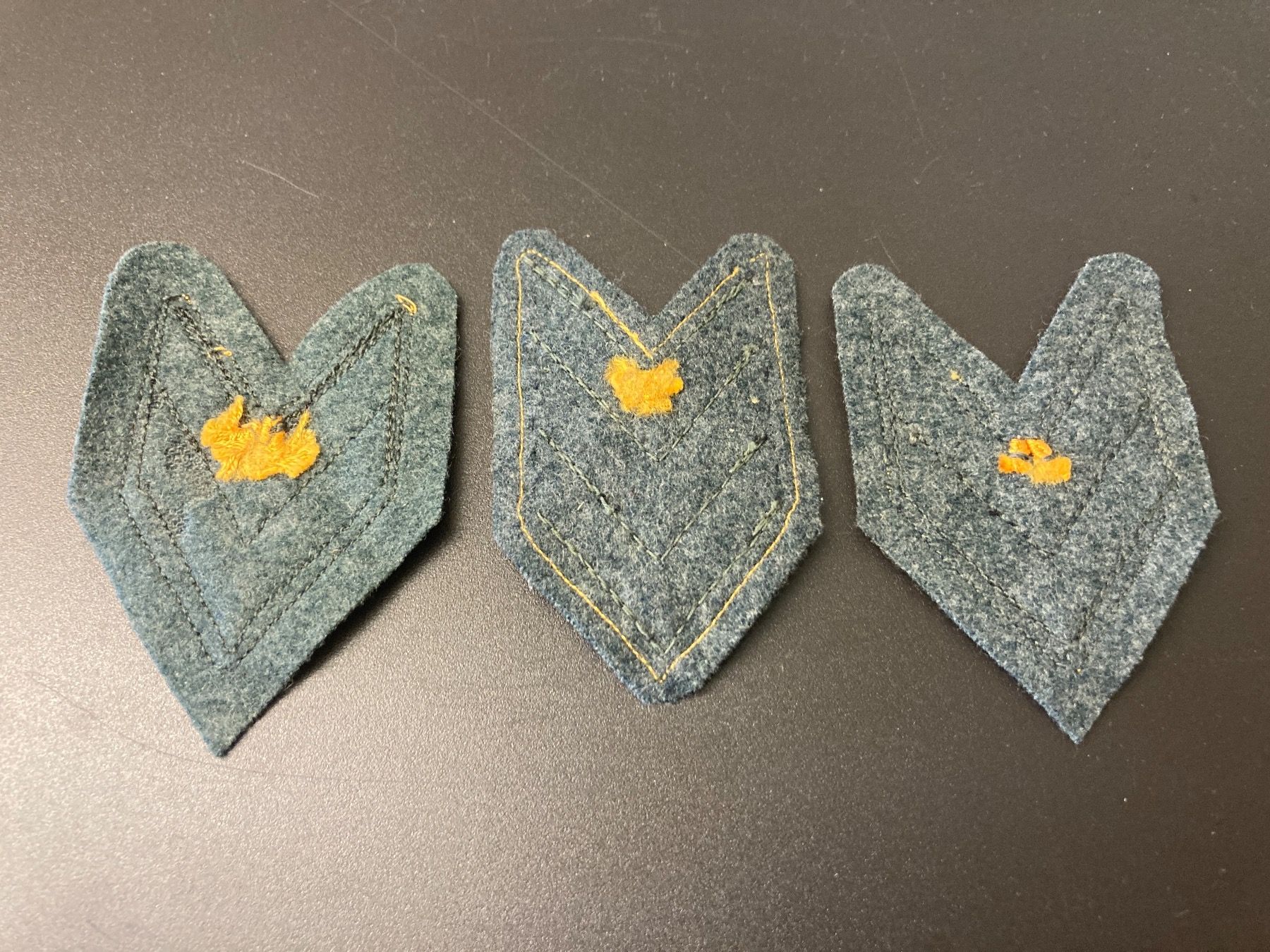 Schweizer Armee Placchette & Badge: 3 Funktionsstufen Abzeichen Hilfsdienst Schweizer Armee – Usato da Brütten venduto da Hst1 1