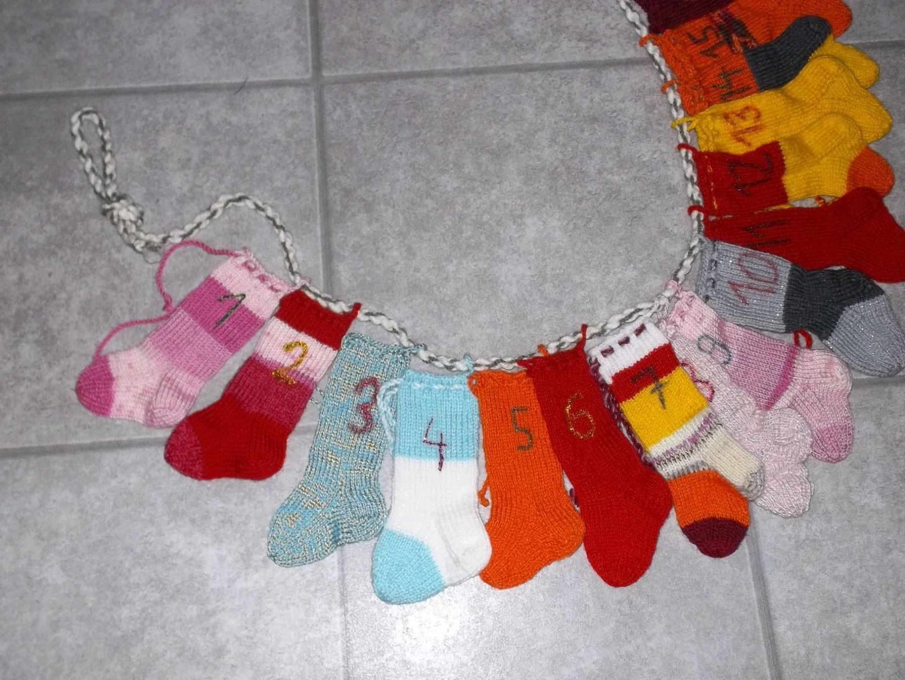 Calendari: schöner Handgestrickter Adventskalender – Nuovo (secondo la descrizione) da Kaltbrunn venduto da Cindy99 1