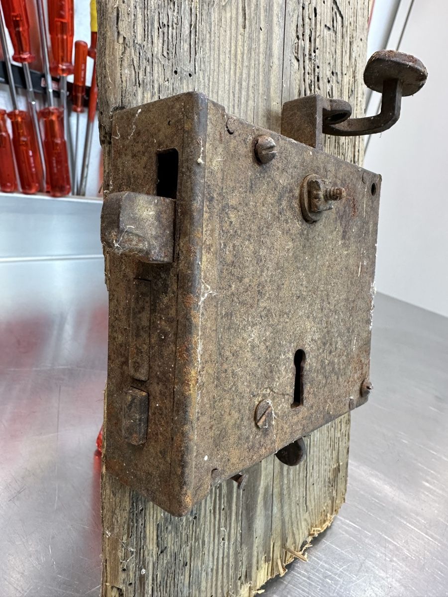 Cadenas: Antikes altes Türschloss mit Holz – D'occasion à Schwende par weesli 1