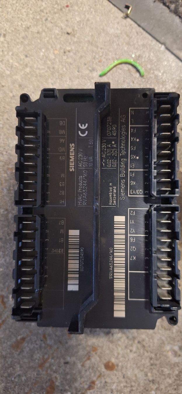 Siemens Radiatori: Heizungs-Regler RVA 63.244 – Usato da Seedorf UR venduto da wildcountry 2