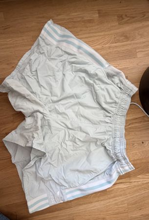 Stylische Adidas Vintage Shorts, hellblau, Grösse 38