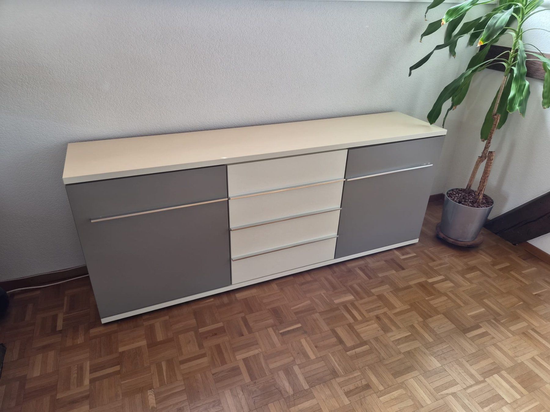 Cassettiere: Sideboard Weiss mit Soft Graue Türen – Usato da Oensingen venduto da Chovl69