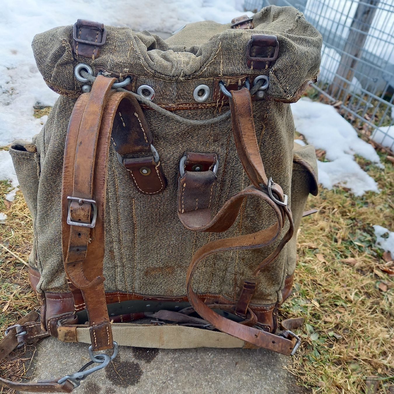 Armée suisse Sacs à dos: Alter Waffenläufer-Rucksack, stark gebraucht – D'occasion à Galgenen par Allerlei8854