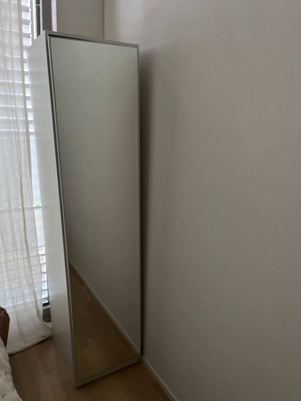 Armadi: Tall Mirrored Wardrobe / Storage Cabinet – Usato da Cham venduto da takismenexes