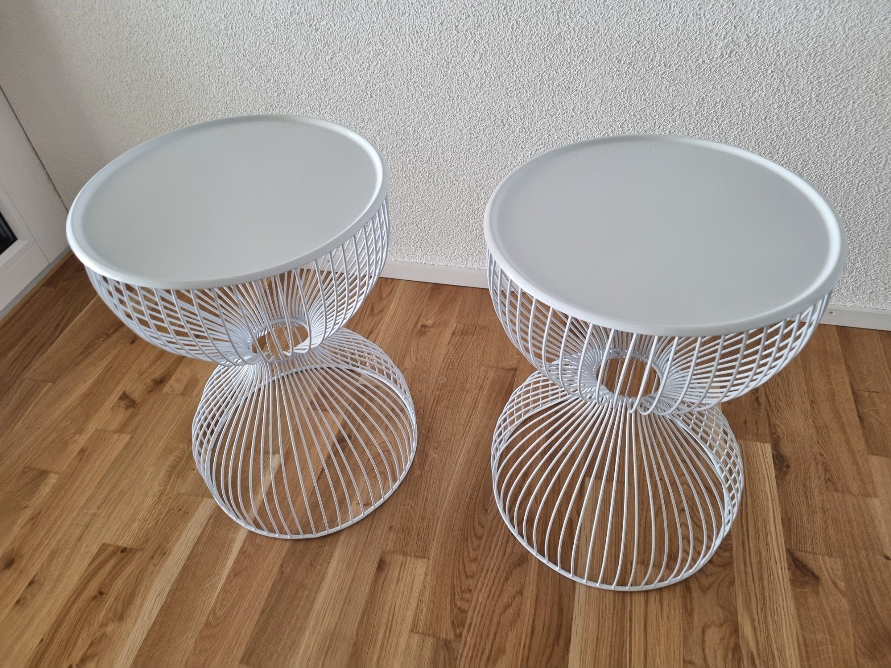 Set de table et chaises: 2 Beistelltische Metall Drahtkorb weiss – D'occasion à Beinwil am See par SteffenG02 1