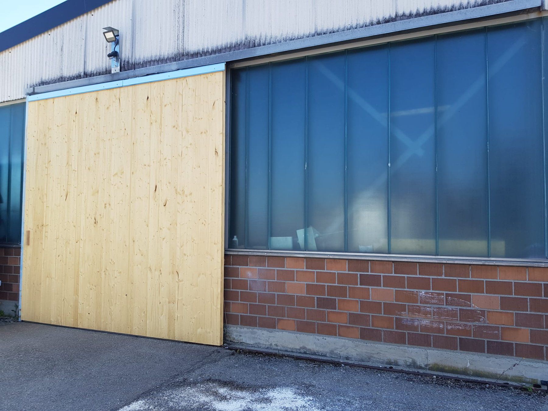Porte: Holztor mit Rollen Höhe 3.8 Meter / Breite 3.66 Meter – Usato da Zug venduto da Qayqay0 9
