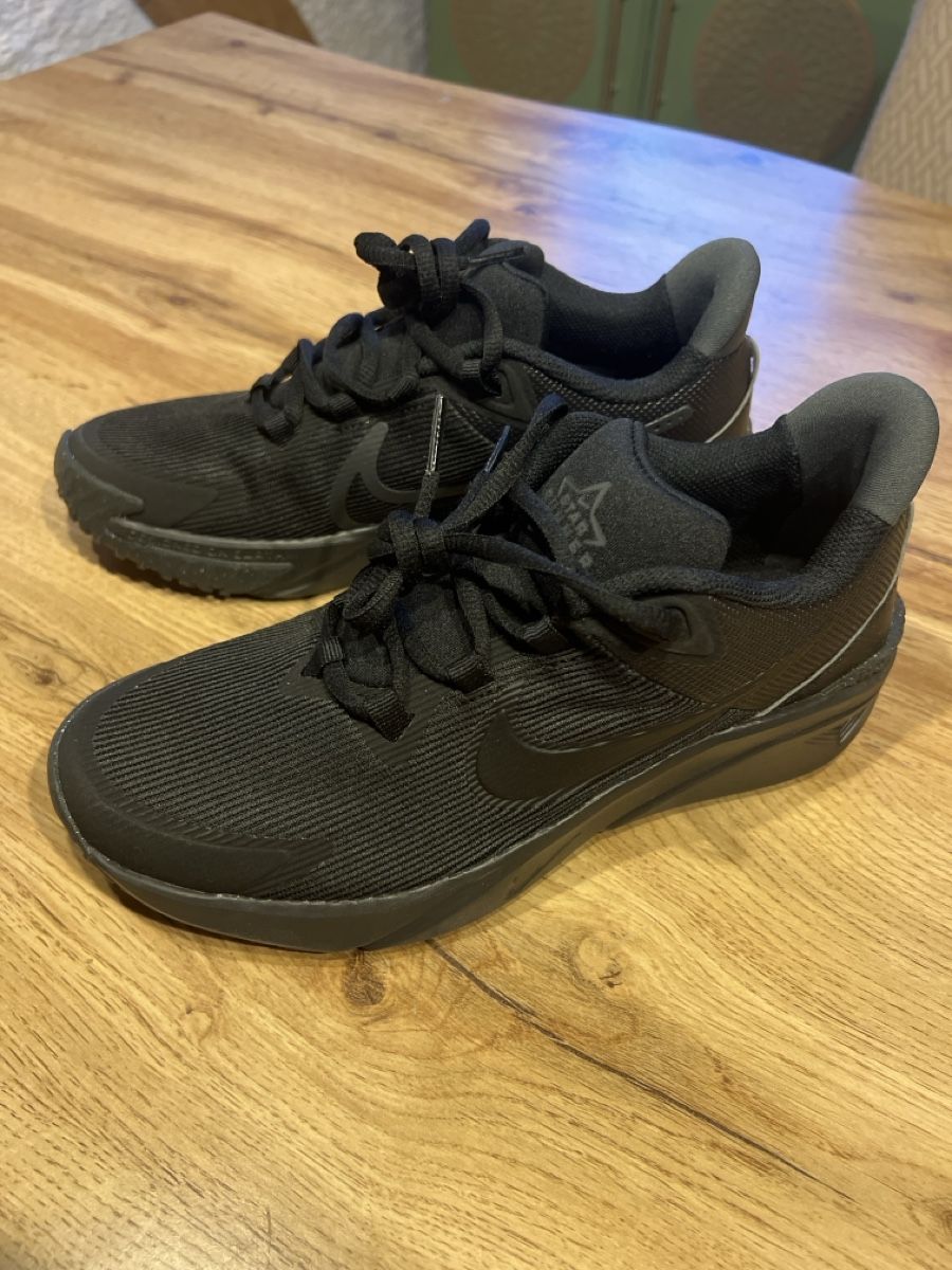 Nike Scarpe per ragazzi: Nike Star Runner 4 noires taille 38.5 neuf  – Nuovo (secondo la descrizione) da Biel/Bienne venduto da Govinda