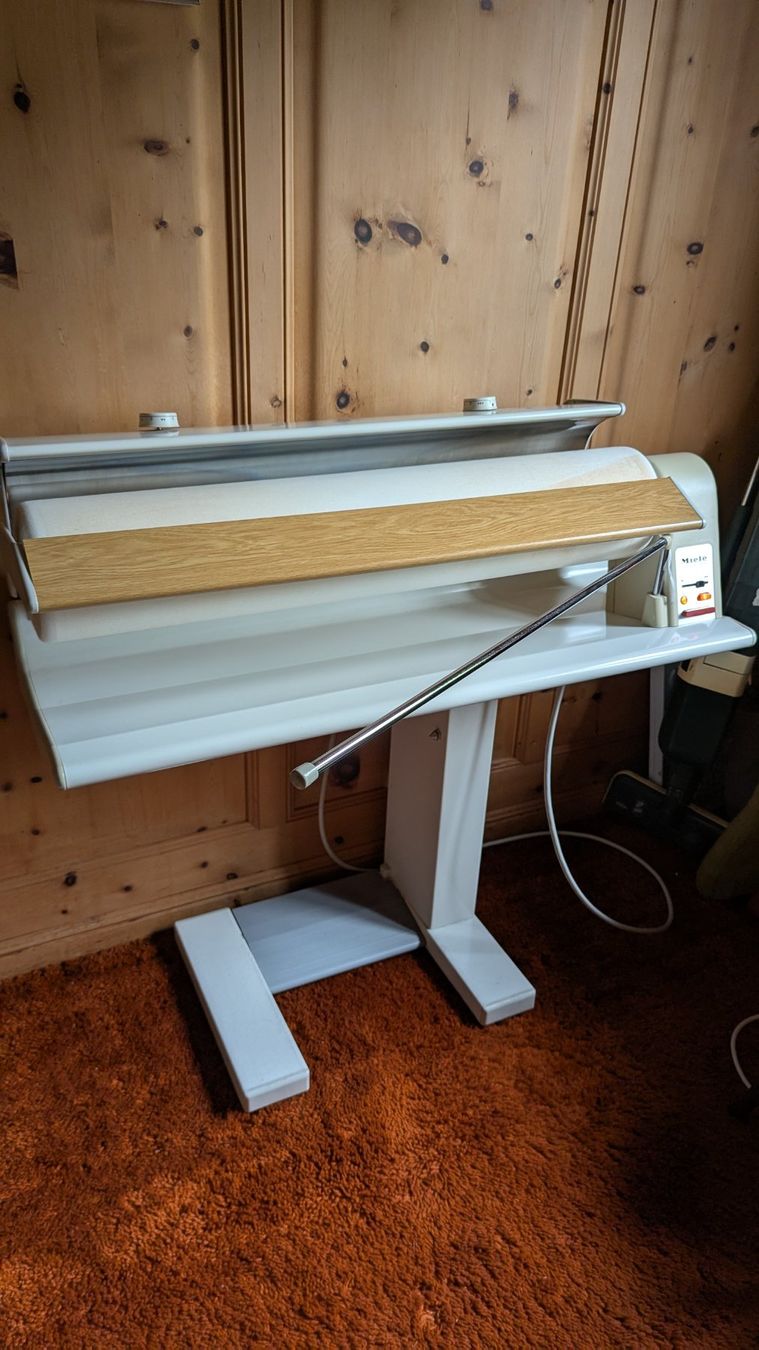 Miele Ferri da stiro: Miele Bügelmaschine ELECTRONIC B864 – Usato da Jenins venduto da Vengel 3