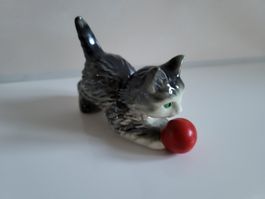Getigertes Kätzchen mit Ball, Goebel W.Germany Porzellan