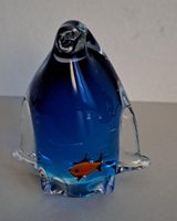 Glaspinguin mit Fisch - Briefbeschwerer