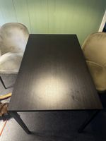 Schwarzer Esstisch, ideal für die kleine Wohnung!