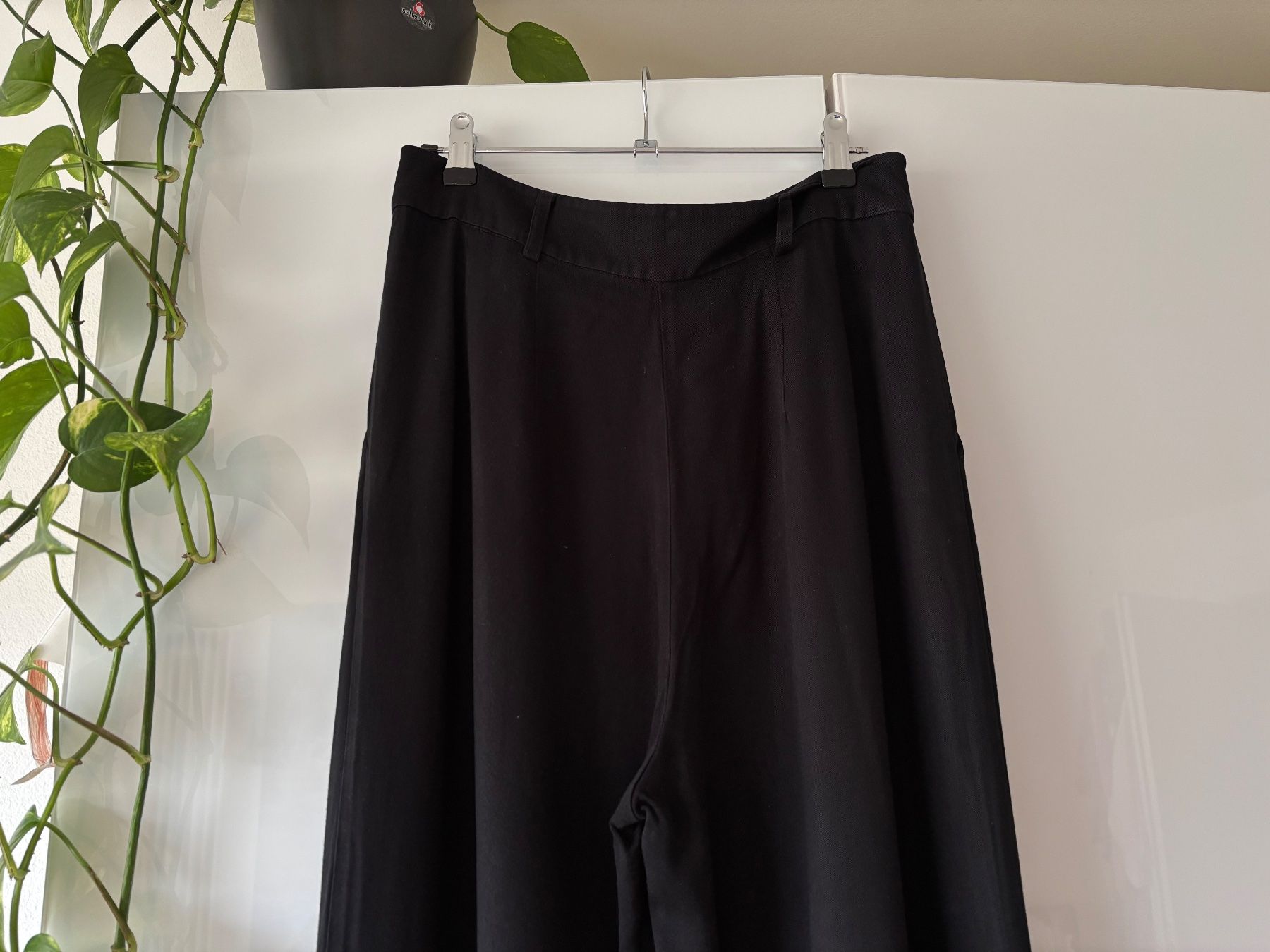 Pantaloni: EDITED schwarze Stoffhose Gr. 38 – Usato da Zürich venduto da missmodernage 4