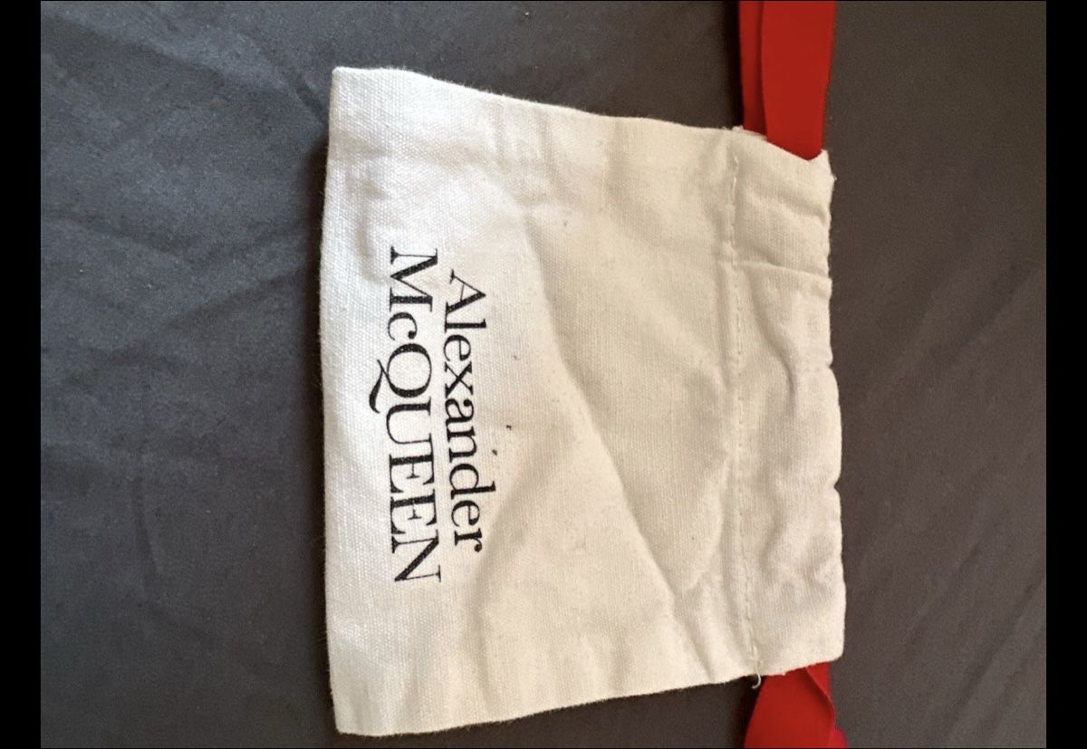 Altro in Decorazioni & Accessori: Original Alexander McQueen  pour AirPods – Nuovo (secondo la descrizione) da Peseux venduto da camosport 5