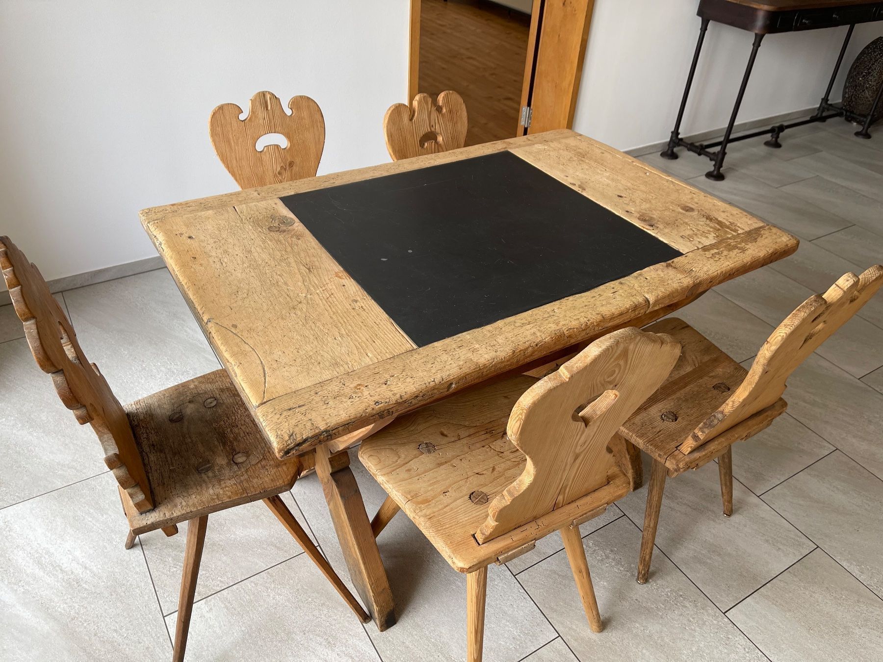 Set di tavolo e panche: Antiker Tisch mit Stühlen – Usato da Vella venduto da Buendnersteinbock