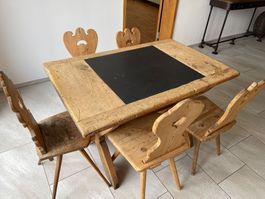 Antiker Tisch mit Stühlen