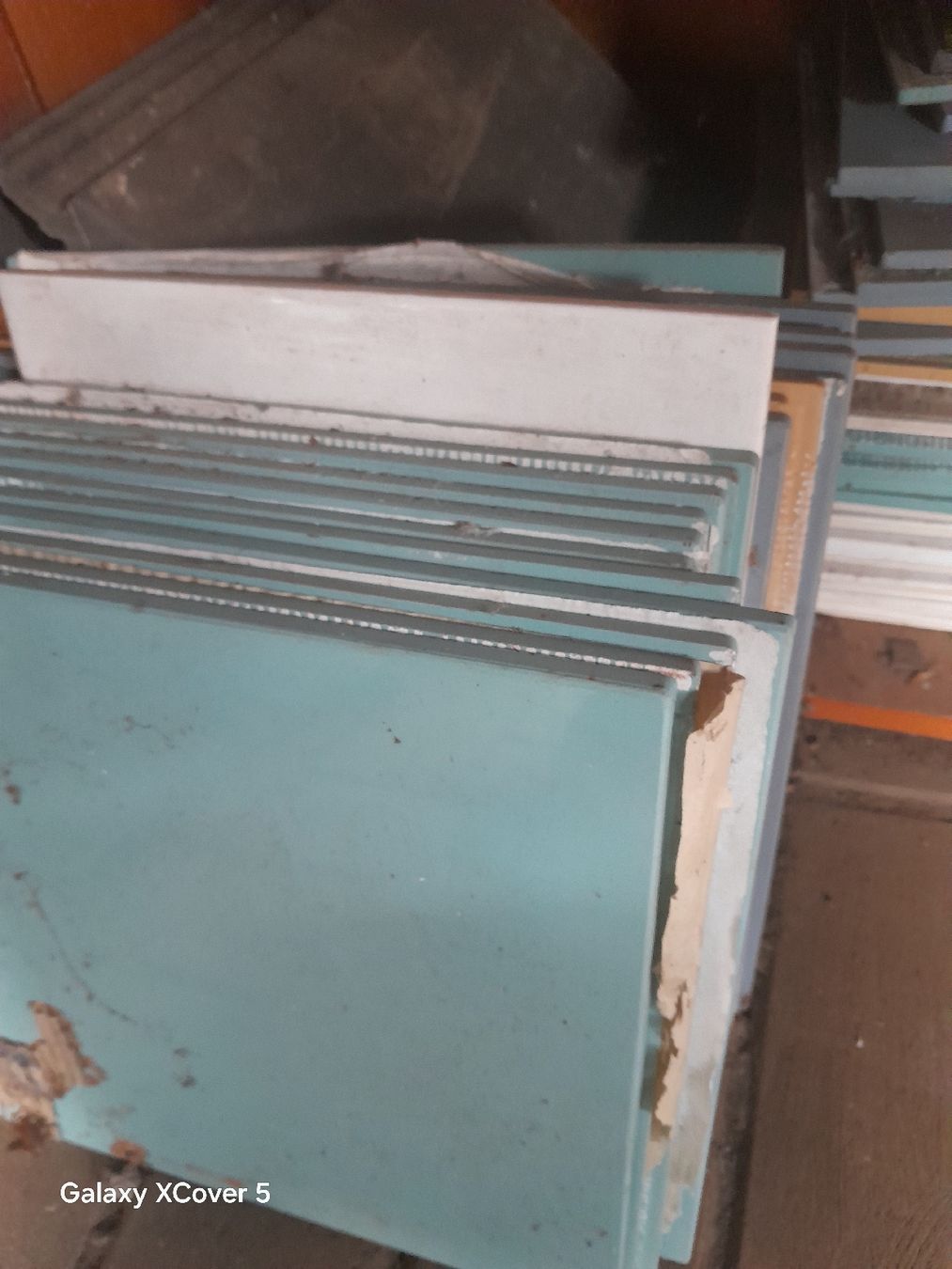 Rivestimenti per pavimenti: piastrelle da costruzione misti – Usato da Carena venduto da bdi_dz9m 1