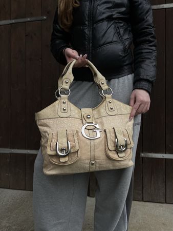 Coole Guess Handtasche im trendigen Y2K Stil!