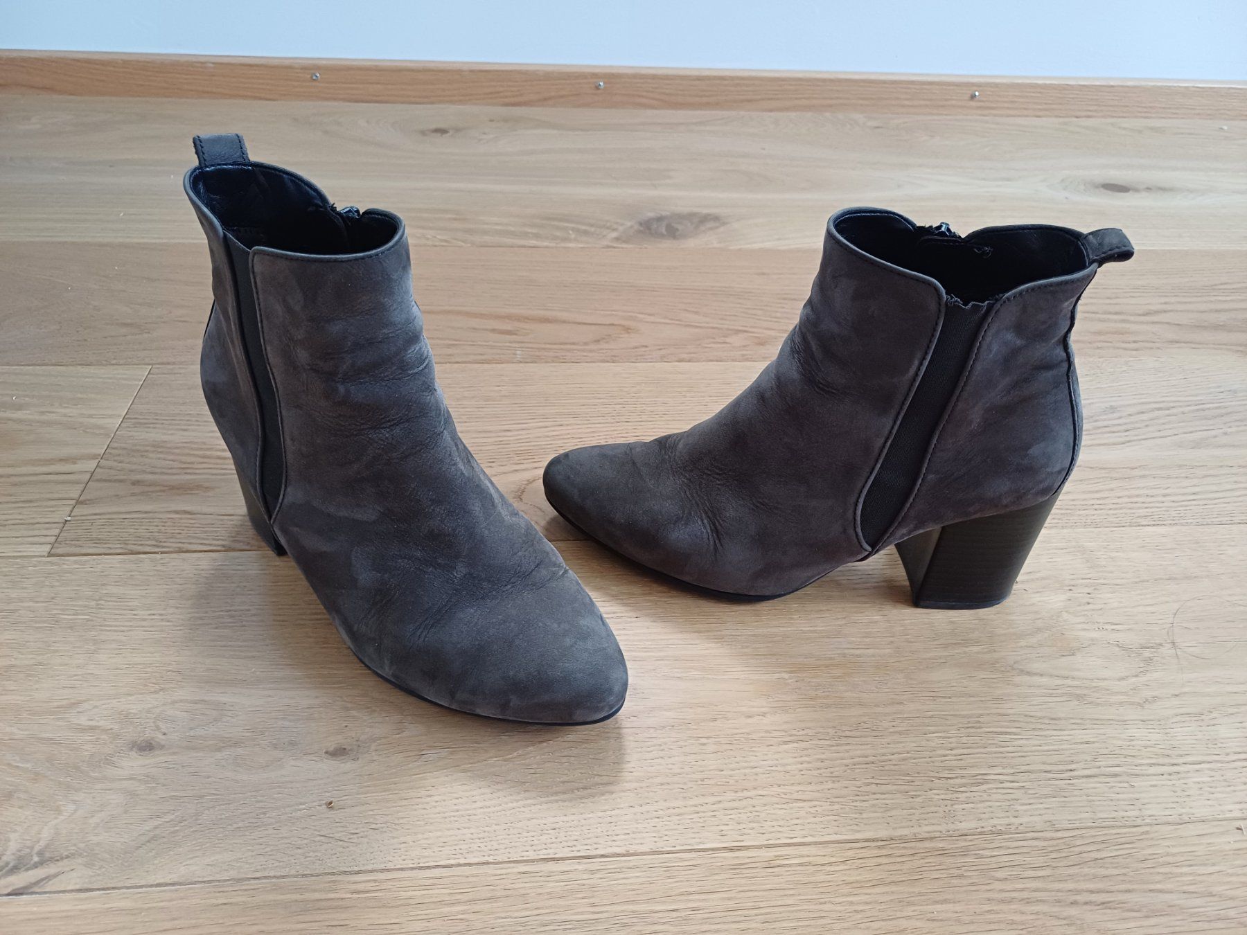 Gabor Scarpe da donna: Gabor Kurzstiefel Dunkelbeige Wildleder – Usato da Baden venduto da lm6_dwv5 1