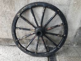 Ruota vecchia in legno