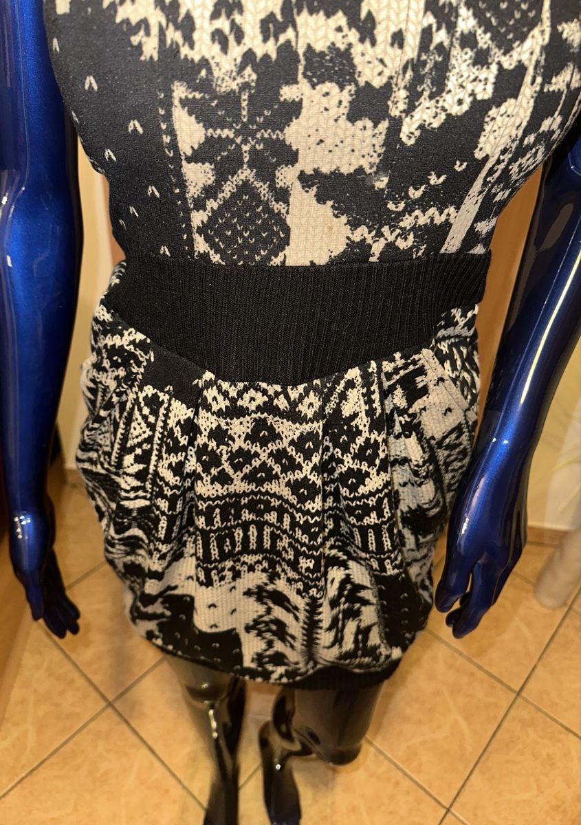 Vestiti: RINASCIMENTO KLEID GR. S – Usato da Unteraegeri venduto da MH203 2