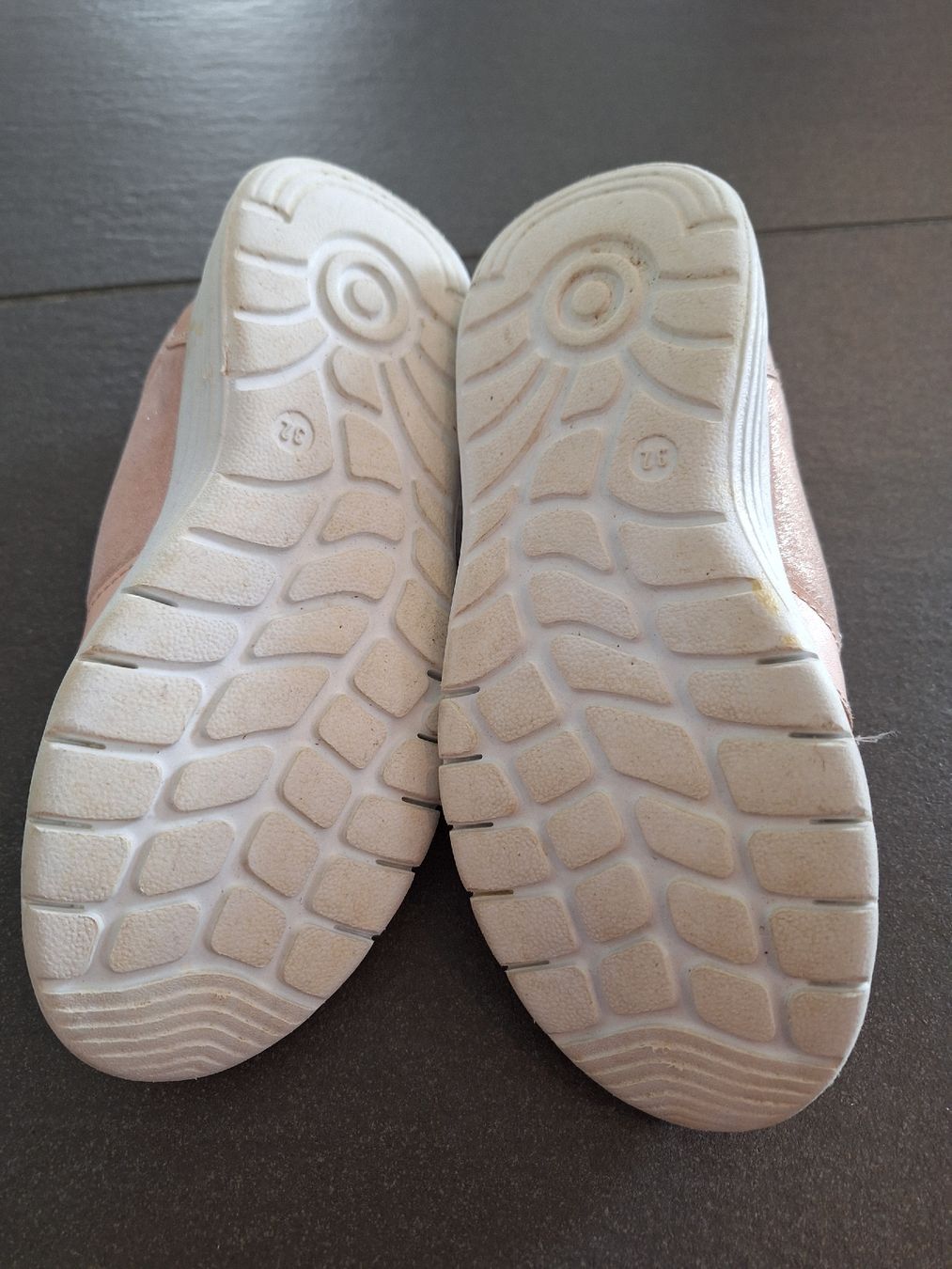Schuhe für Mädchen: Sneakers Gr. 32 – Gebraucht aus Brittnau von Norge77 2