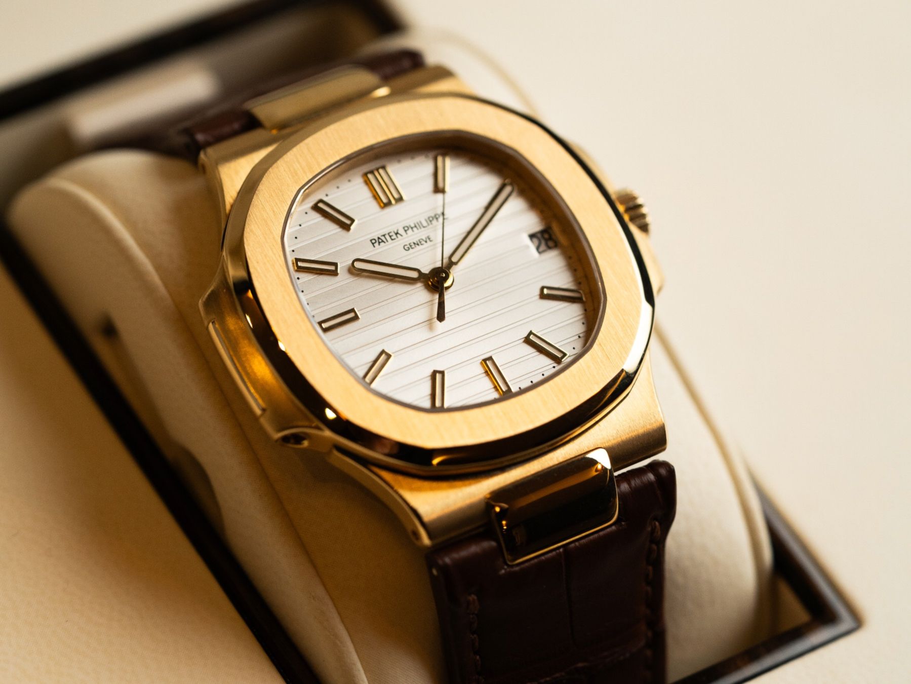 Patek Philippe Uhren: Patek Philippe Nautilus 5711J-001 – Neu und originalverpackt aus Genève von aspaklariacollection 8