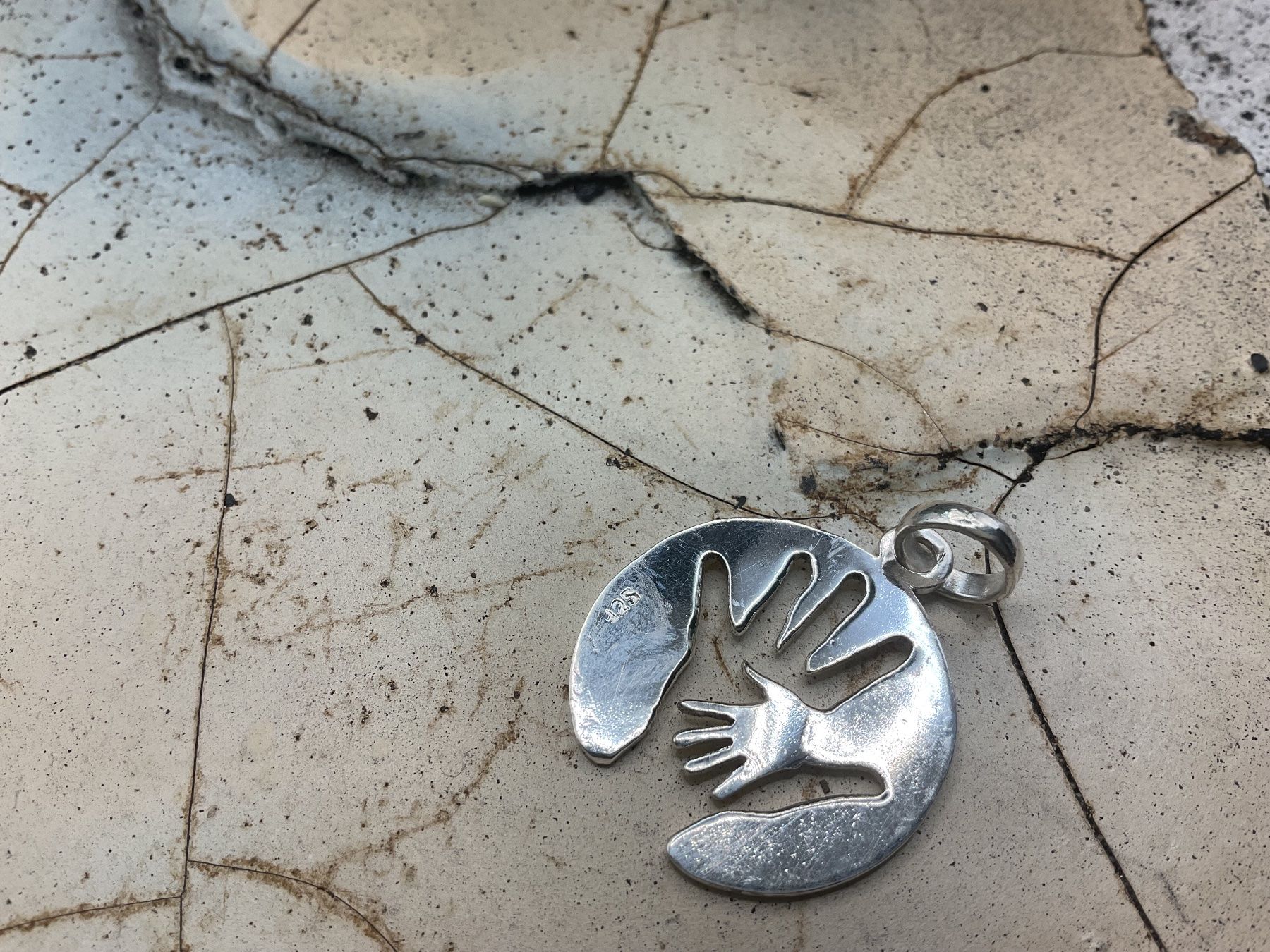 Pendentifs: Silberanhänger Mutter und Kind, Handarbeit – Neuf (Voir description) à Luzern par S.Kern01 1