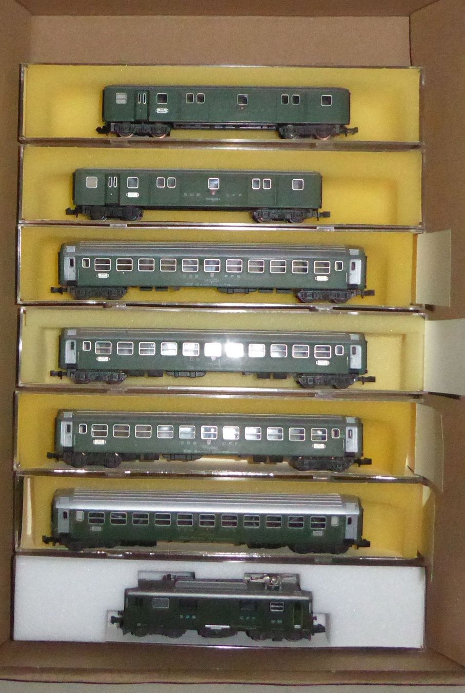 Trix Modelleisenbahnen: Minitrix/ Hobbytrain Spur N SBB Zug Set 7-teilig – Gebraucht aus Uetikon am See von auktio