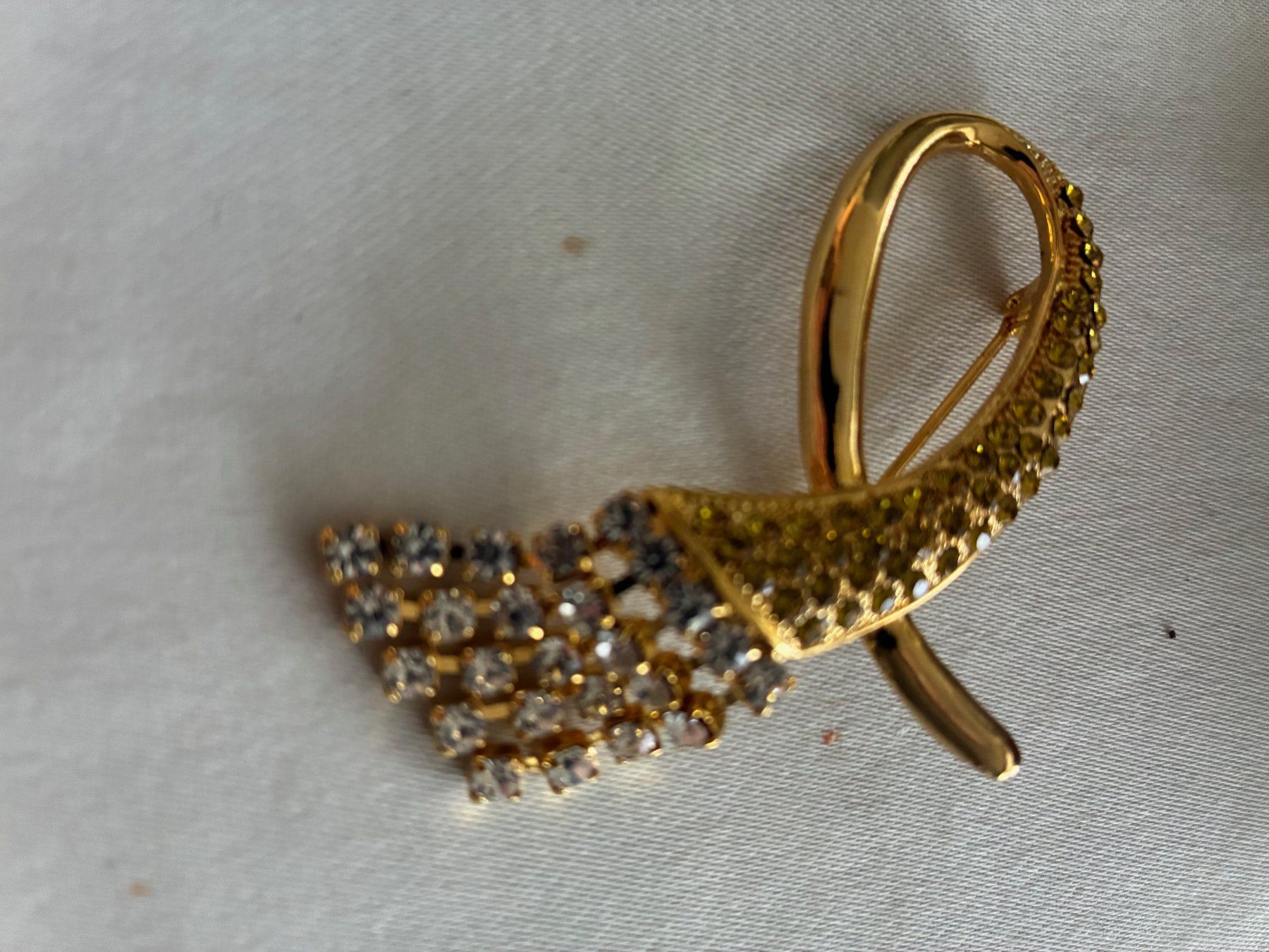 Spille & Fermagli: broche métal doré  avec  strass – Usato da Evilard venduto da nenette01