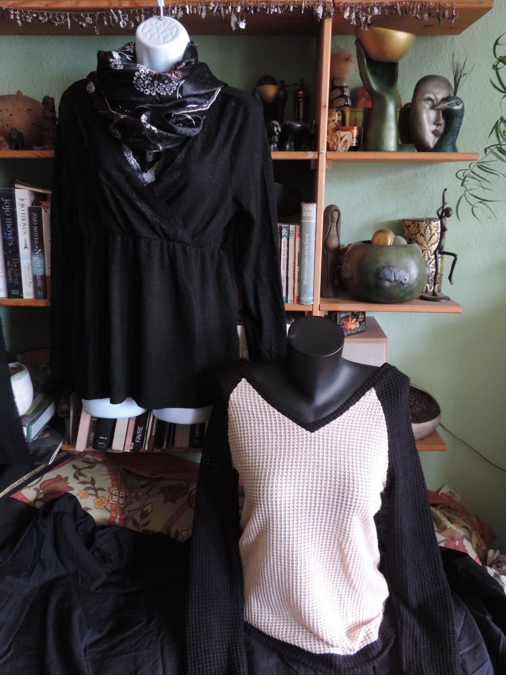 Lots de vêtements: lot 2 pulls foulard – D'occasion à Genève par Axelle333