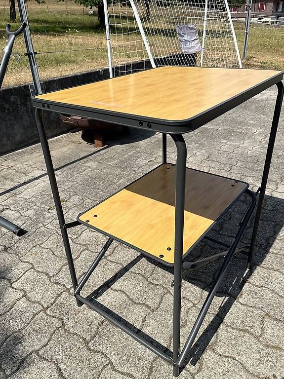 Tables: Platz sparenden Campingtisch  – D'occasion à Brittnau par anj_vhv9