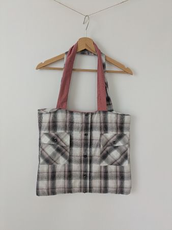 Handgefertigte Wendetasche aus recyceltem Hemd – Upcycling-T