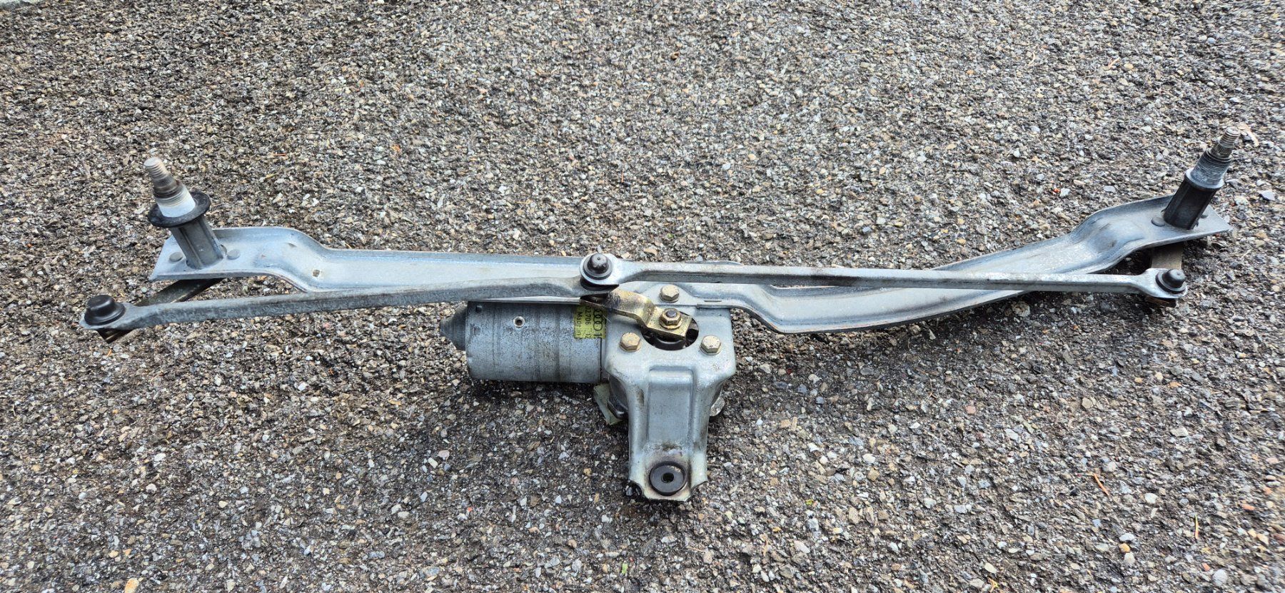 Volkswagen Tutti pezzi di ricambio auto: Golf 2 Scheibenwischgestänge mit Motor – Usato da Riggisberg venduto da Mahali04 2