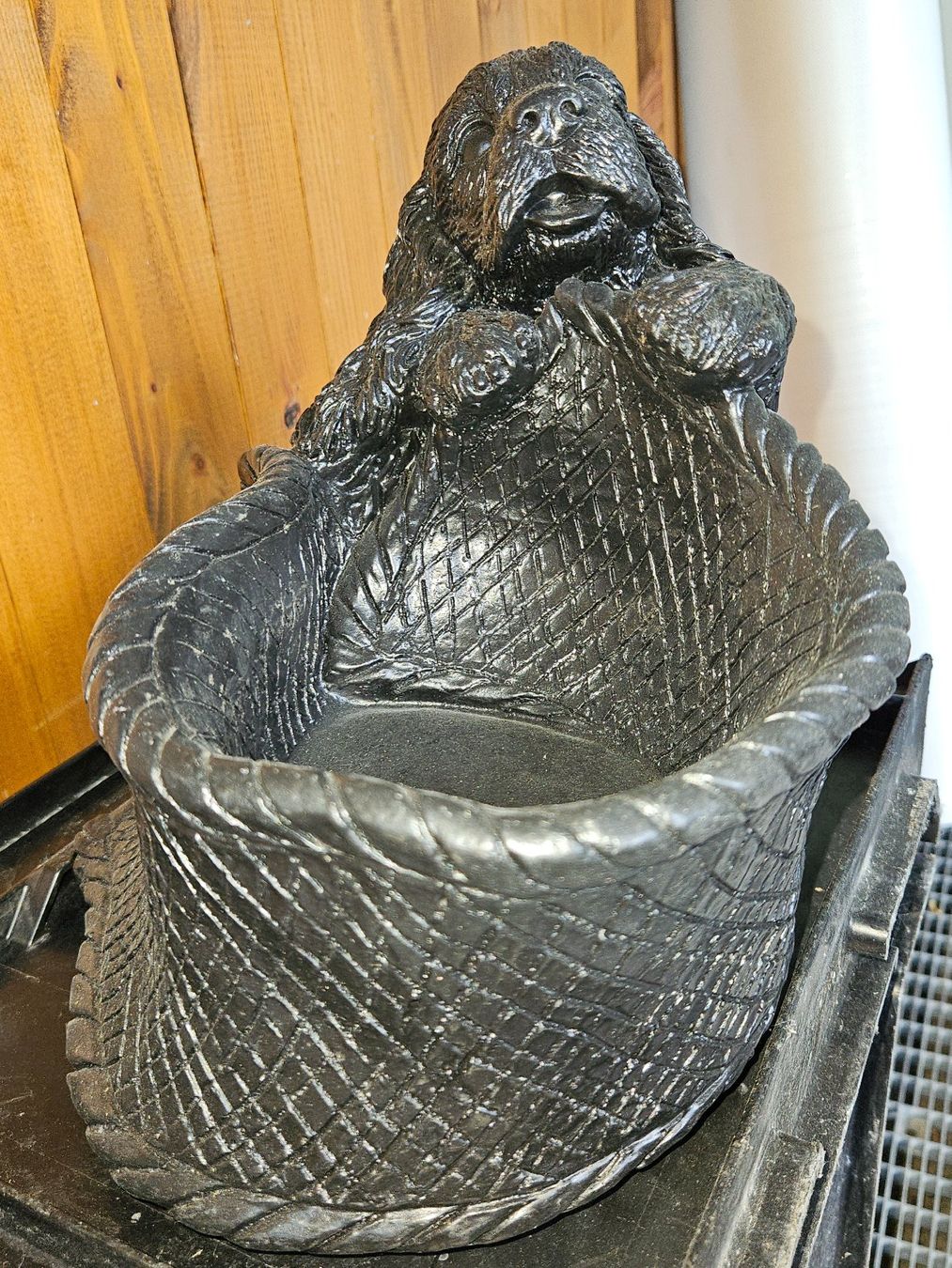 Statuette: Hund mit Korb Dekoration Gartenfigur Gibs oder Kunstgibs neu – Nuovo (secondo la descrizione) da St.Gallenkappel venduto da RocknSkull 1