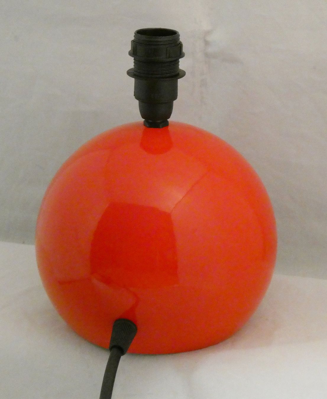 Lampade: Lampe "Boule" en métal vers 1970. – Usato da Fribourg venduto da will69 2