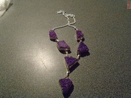 Kette silberfarbig, violette Steine/dreieckig