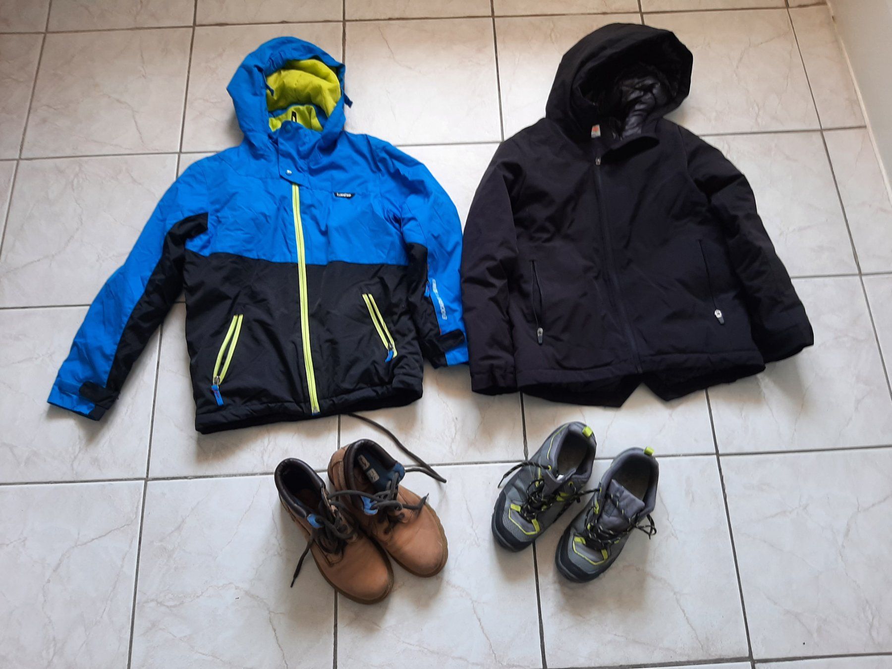 Lotti & Set di vestiti: Winterjacken gr 146 - 152 + Schuhe – Usato da Brissago venduto da lucabell