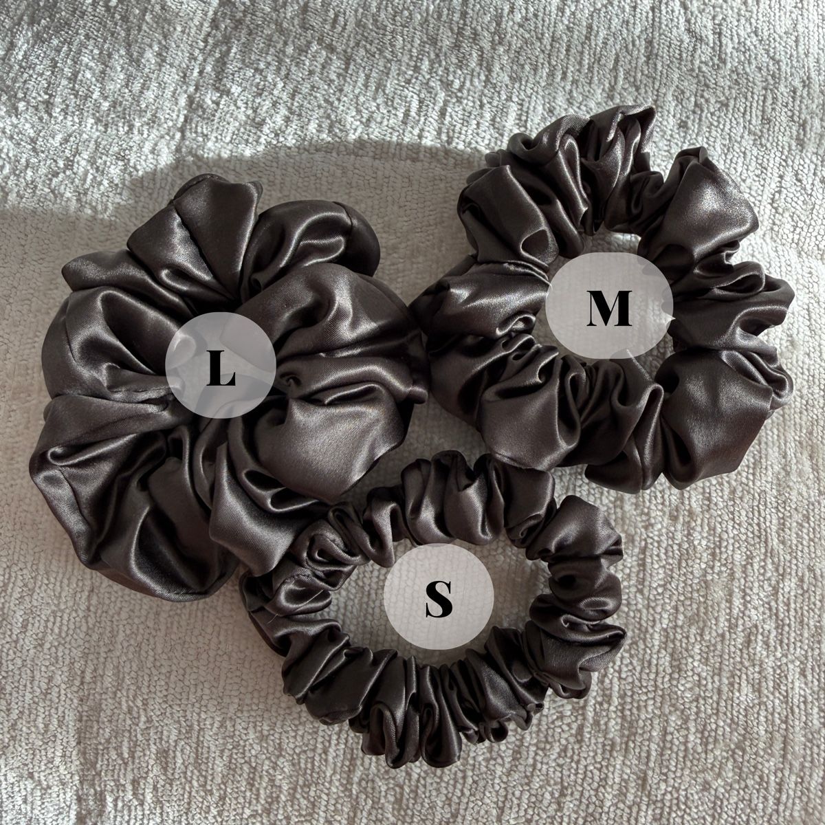 Accessori per capelli: 16# dark gray 100% Mulberry Silk Scrunchie Size L - NEW – Nuovo e nell'imballaggio originale da Winterthur venduto da LeLe0606 1