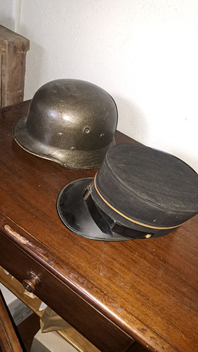 Pompieri: 2 Helme Feueewehr 1 Uniform Mütze – Usato da Kölliken venduto da Upcycling-by-Mc-TAM 1